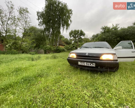 Белый Рено 25, объемом двигателя 2.2 л и пробегом 430 тыс. км за 750 $, фото 2 на Automoto.ua