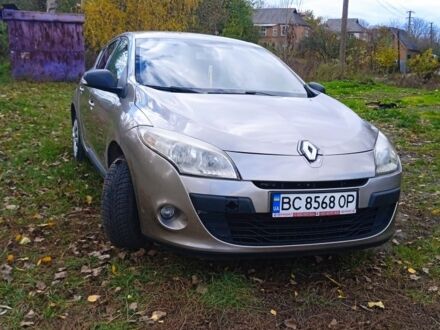 Рено 4 2009 в Немирове на Automoto.ua Бежевый Рено 4, объемом двигателя 1.6 л и пробегом 170 тыс. км за 5200 $, фото 1 на Automoto.ua