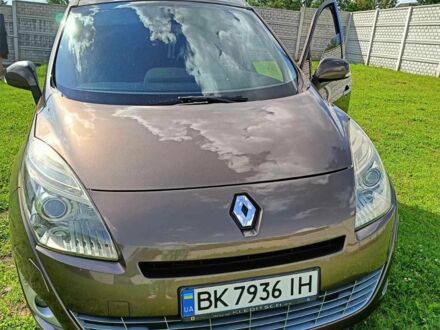 Рено 4 2011 у Дубно на Automoto.ua Коричневий Рено 4, об'ємом двигуна 1.5 л та пробігом 303 тис. км за 8300 $, фото 1 на Automoto.ua