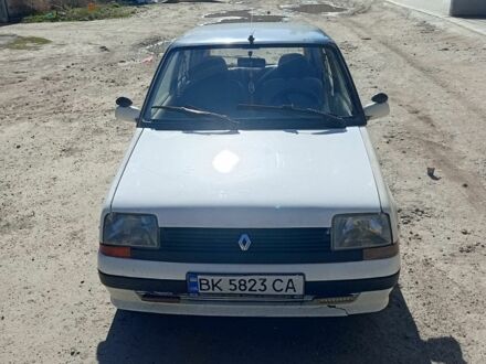 Белый Рено 5, объемом двигателя 1.1 л и пробегом 333 тыс. км за 400 $, фото 1 на Automoto.ua