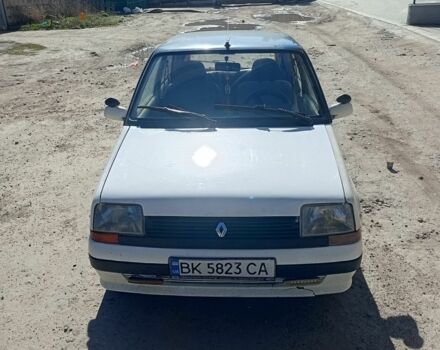 Белый Рено 5, объемом двигателя 1.1 л и пробегом 333 тыс. км за 400 $, фото 1 на Automoto.ua