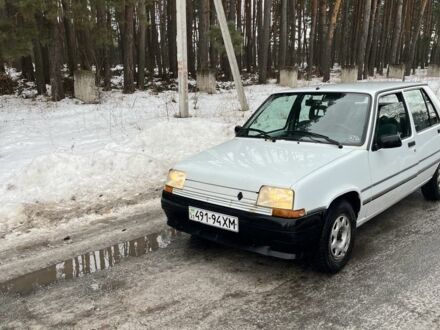 Белый Рено 5, объемом двигателя 0 л и пробегом 150 тыс. км за 850 $, фото 1 на Automoto.ua