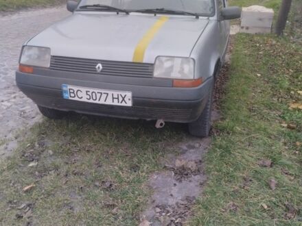 Серый Рено 5, объемом двигателя 1.4 л и пробегом 50 тыс. км за 400 $, фото 1 на Automoto.ua