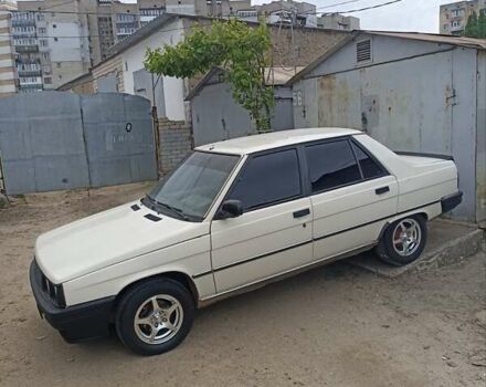 Белый Рено 9, объемом двигателя 1.4 л и пробегом 205 тыс. км за 2200 $, фото 1 на Automoto.ua