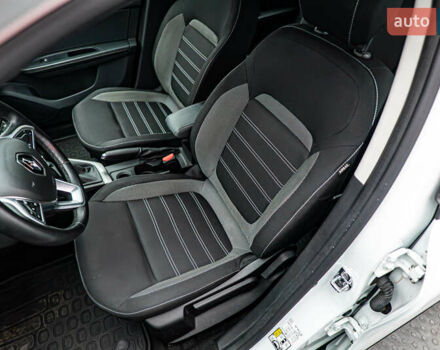 Рено Arkana, объемом двигателя 1.6 л и пробегом 122 тыс. км за 15681 $, фото 8 на Automoto.ua