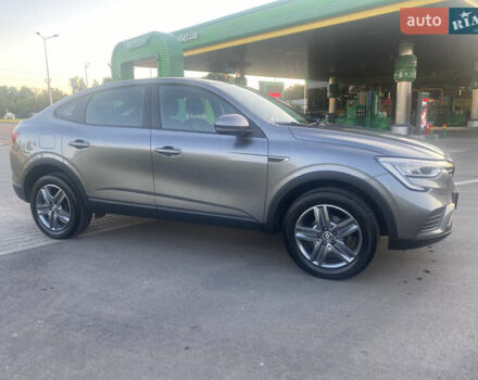 Серый Рено Arkana, объемом двигателя 1.6 л и пробегом 70 тыс. км за 16500 $, фото 1 на Automoto.ua
