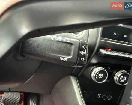 Красный Рено Каптур, объемом двигателя 1.3 л и пробегом 28 тыс. км за 18500 $, фото 63 на Automoto.ua