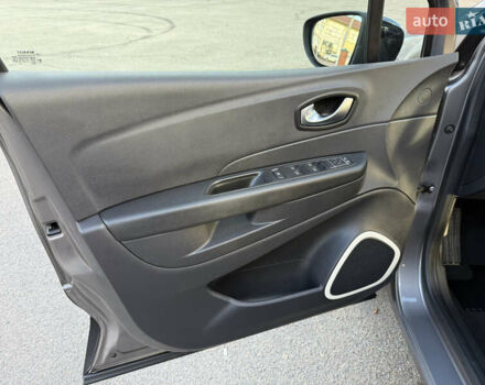 Серый Рено Каптур, объемом двигателя 1.5 л и пробегом 141 тыс. км за 14399 $, фото 60 на Automoto.ua