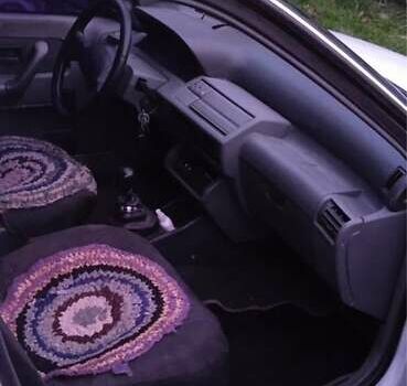 Рено Клио 1992 в Коростене на Automoto.ua Белый Рено Клио, объемом двигателя 1.2 л и пробегом 250 тыс. км за 715 $, фото 1 на Automoto.ua