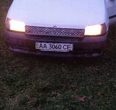 Рено Клио 1992 в Коростене на Automoto.ua Белый Рено Клио, объемом двигателя 1.2 л и пробегом 250 тыс. км за 715 $, фото 2 на Automoto.ua