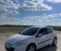 Белый Рено Клио, объемом двигателя 1.5 л и пробегом 380 тыс. км за 4918 $, фото 1 на Automoto.ua