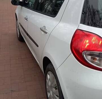 Белый Рено Клио, объемом двигателя 1.5 л и пробегом 290 тыс. км за 5600 $, фото 2 на Automoto.ua