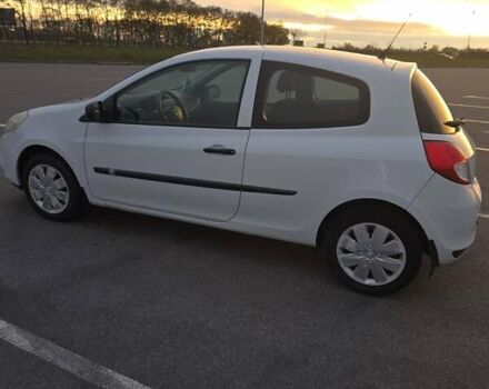 Белый Рено Клио, объемом двигателя 1.46 л и пробегом 196 тыс. км за 4900 $, фото 4 на Automoto.ua