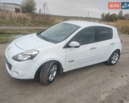 Рено Клио 2012 в Дубно на Automoto.ua Белый Рено Клио, объемом двигателя 1.46 л и пробегом 215 тыс. км за 4999 $, фото 1 на Automoto.ua