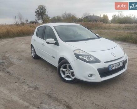 Рено Клио 2012 в Дубно на Automoto.ua Белый Рено Клио, объемом двигателя 1.46 л и пробегом 215 тыс. км за 4999 $, фото 3 на Automoto.ua