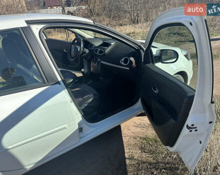 Білий Рено Кліо, об'ємом двигуна 1.46 л та пробігом 269 тис. км за 5500 $, фото 12 на Automoto.ua