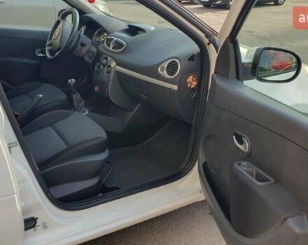 Білий Рено Кліо, об'ємом двигуна 1.46 л та пробігом 200 тис. км за 4400 $, фото 12 на Automoto.ua