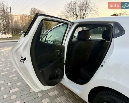Белый Рено Клио, объемом двигателя 1.5 л и пробегом 220 тыс. км за 5999 $, фото 24 на Automoto.ua