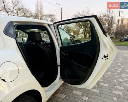 Белый Рено Клио, объемом двигателя 1.5 л и пробегом 220 тыс. км за 5999 $, фото 56 на Automoto.ua