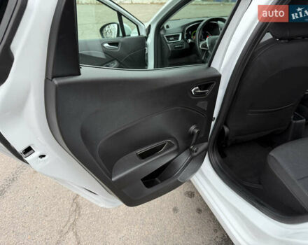 Белый Рено Клио, объемом двигателя 1.6 л и пробегом 167 тыс. км за 15399 $, фото 58 на Automoto.ua