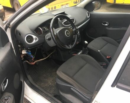 Белый Рено Клио, объемом двигателя 1.5 л и пробегом 300 тыс. км за 3500 $, фото 1 на Automoto.ua