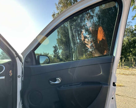 Рено Кліо 2012 у Конотопе на Automoto.ua Білий Рено Кліо, об'ємом двигуна 1.46 л та пробігом 339 тис. км за 5300 $, фото 18 на Automoto.ua