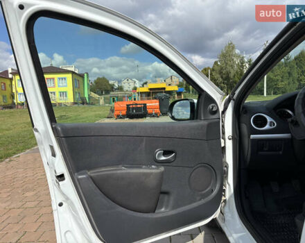 Білий Рено Кліо, об'ємом двигуна 1.46 л та пробігом 277 тис. км за 4900 $, фото 9 на Automoto.ua