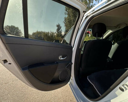 Рено Кліо 2012 у Конотопе на Automoto.ua Білий Рено Кліо, об'ємом двигуна 1.46 л та пробігом 339 тис. км за 5300 $, фото 21 на Automoto.ua