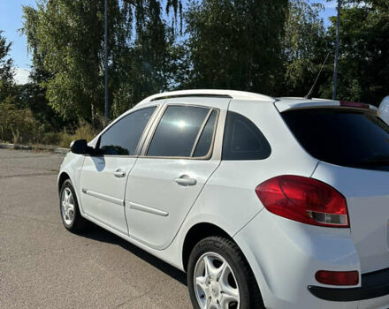 Рено Кліо 2012 у Конотопе на Automoto.ua Білий Рено Кліо, об'ємом двигуна 1.46 л та пробігом 339 тис. км за 5300 $, фото 3 на Automoto.ua