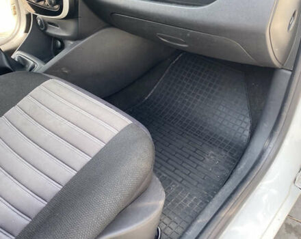 Белый Рено Клио, объемом двигателя 1.5 л и пробегом 230 тыс. км за 8100 $, фото 9 на Automoto.ua