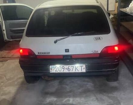 Белый Рено Клио, объемом двигателя 0 л и пробегом 300 тыс. км за 900 $, фото 1 на Automoto.ua