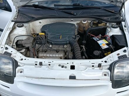 Білий Рено Кліо, об'ємом двигуна 1.4 л та пробігом 230 тис. км за 2600 $, фото 1 на Automoto.ua