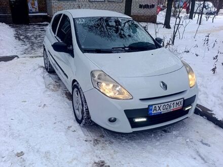 Белый Рено Клио, объемом двигателя 1.5 л и пробегом 24500 тыс. км за 5000 $, фото 1 на Automoto.ua