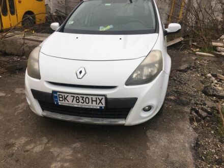 Белый Рено Клио, объемом двигателя 1.5 л и пробегом 300 тыс. км за 3500 $, фото 1 на Automoto.ua