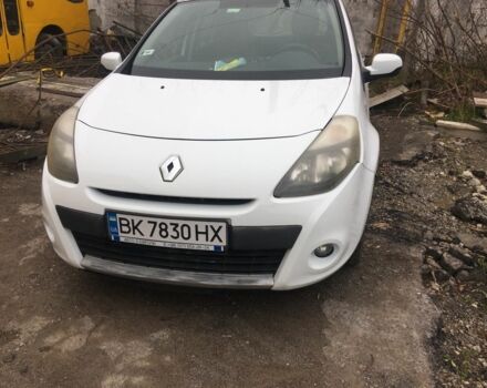 Белый Рено Клио, объемом двигателя 1.5 л и пробегом 300 тыс. км за 3500 $, фото 1 на Automoto.ua