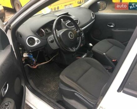 Белый Рено Клио, объемом двигателя 1.5 л и пробегом 300 тыс. км за 3500 $, фото 1 на Automoto.ua