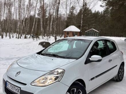 Белый Рено Клио, объемом двигателя 1.1 л и пробегом 200 тыс. км за 3800 $, фото 1 на Automoto.ua