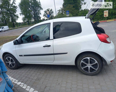 Белый Рено Клио, объемом двигателя 1.5 л и пробегом 290 тыс. км за 5000 $, фото 1 на Automoto.ua