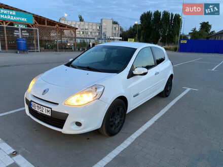 Рено Клио 2011 в Виннице на Automoto.ua Белый Рено Клио, объемом двигателя 1.46 л и пробегом 300 тыс. км за 4300 $, фото 1 на Automoto.ua