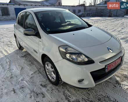 Белый Рено Клио, объемом двигателя 1.2 л и пробегом 199 тыс. км за 5977 $, фото 1 на Automoto.ua