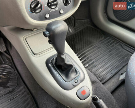 Черный Рено Клио, объемом двигателя 1.4 л и пробегом 210 тыс. км за 3999 $, фото 41 на Automoto.ua