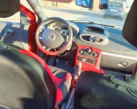 Красный Рено Клио, объемом двигателя 1.1 л и пробегом 235 тыс. км за 3500 $, фото 7 на Automoto.ua