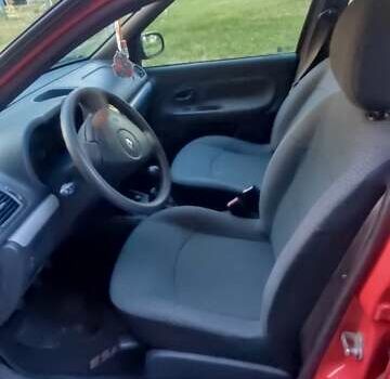 Красный Рено Клио, объемом двигателя 1.1 л и пробегом 140 тыс. км за 4500 $, фото 4 на Automoto.ua