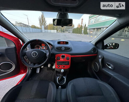 Красный Рено Клио, объемом двигателя 2 л и пробегом 218 тыс. км за 10000 $, фото 10 на Automoto.ua