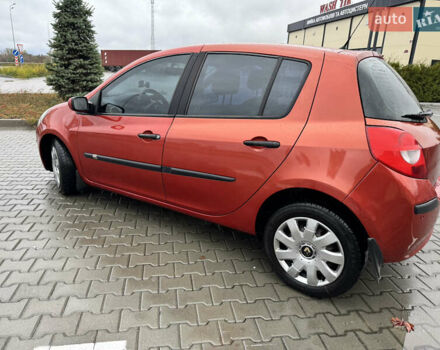 Красный Рено Клио, объемом двигателя 1.6 л и пробегом 212 тыс. км за 4800 $, фото 3 на Automoto.ua