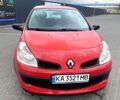 Красный Рено Клио, объемом двигателя 1.1 л и пробегом 300 тыс. км за 3300 $, фото 1 на Automoto.ua