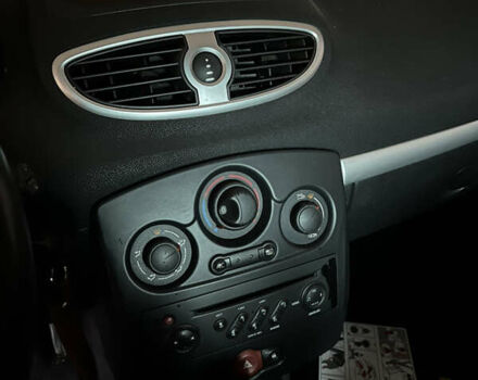 Красный Рено Клио, объемом двигателя 1.15 л и пробегом 92 тыс. км за 2000 $, фото 18 на Automoto.ua