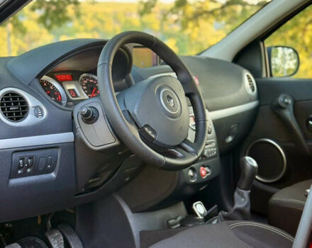 Красный Рено Клио, объемом двигателя 1.2 л и пробегом 209 тыс. км за 6900 $, фото 35 на Automoto.ua