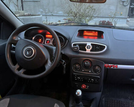 Красный Рено Клио, объемом двигателя 1.2 л и пробегом 221 тыс. км за 4500 $, фото 9 на Automoto.ua