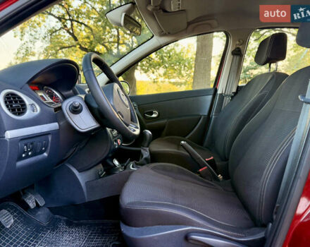 Красный Рено Клио, объемом двигателя 1.2 л и пробегом 209 тыс. км за 6900 $, фото 38 на Automoto.ua